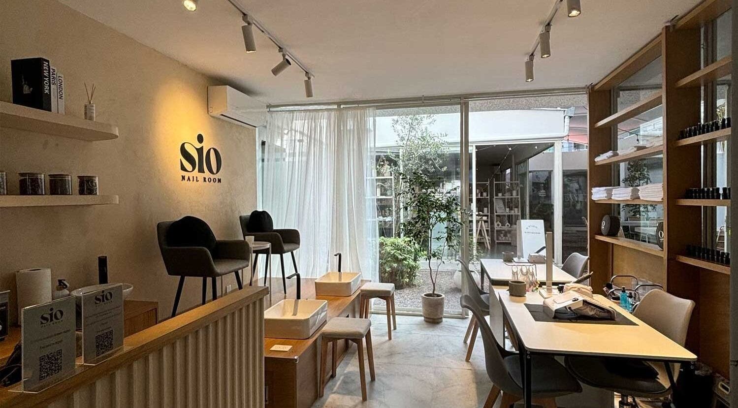 Interior sereno de SIO Nail Room en Zapopan, Jalisco, MX, mostrando sillas modernas y decoración minimalista.