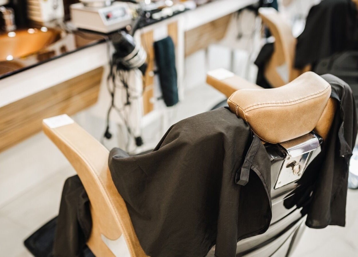 Интериор на Cactus Barber в Ямбол, Yambol, BG с удобен фризьорски стол до мивка.