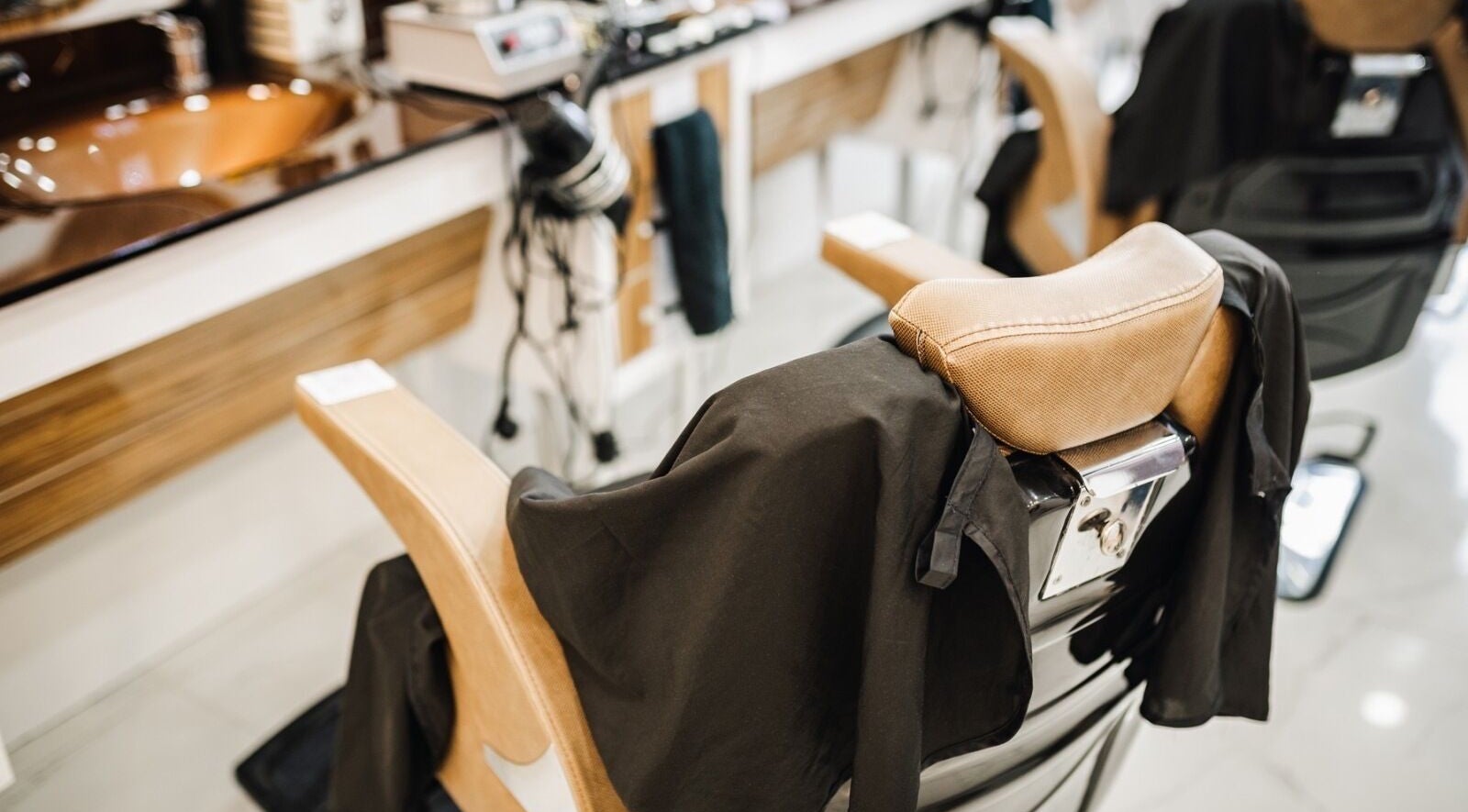 Интериор на Cactus Barber в Ямбол, Yambol, BG с удобен фризьорски стол до мивка.