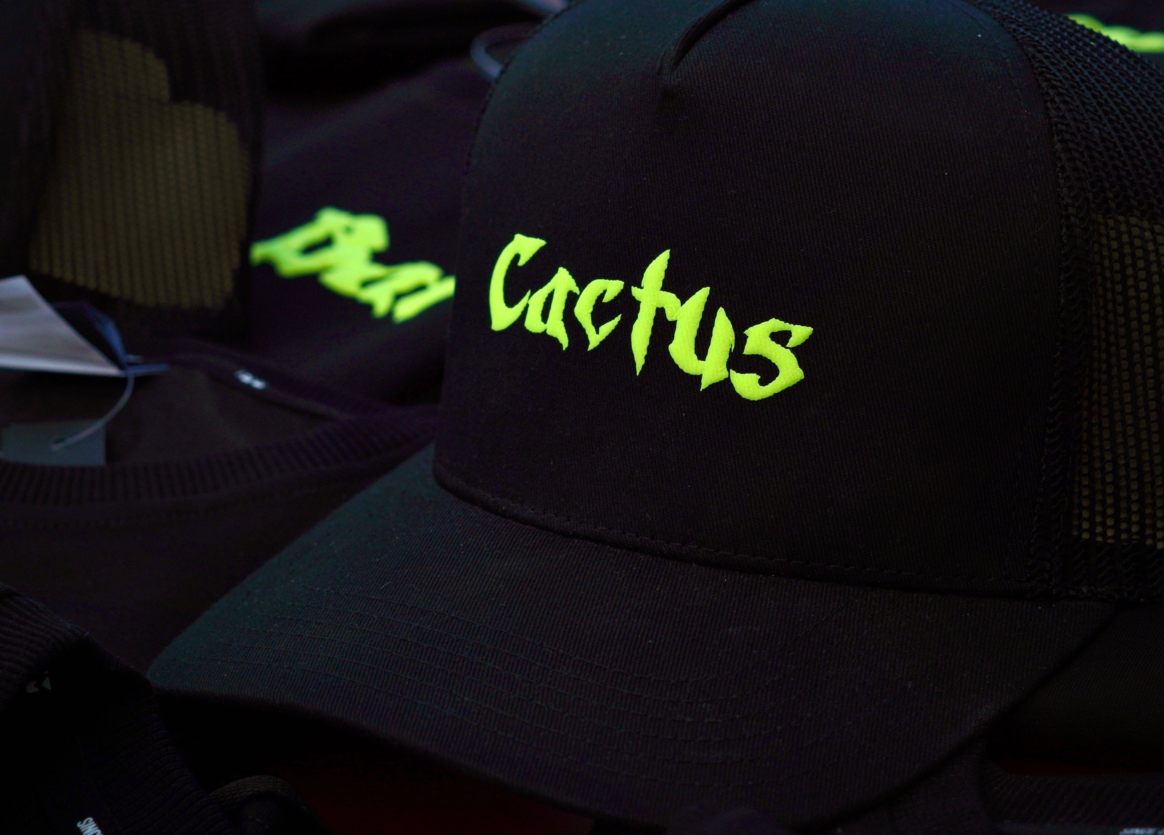 Черна капачка с надпис Cactus в Cactus Barber, Ямбол, Ямбол, BG.