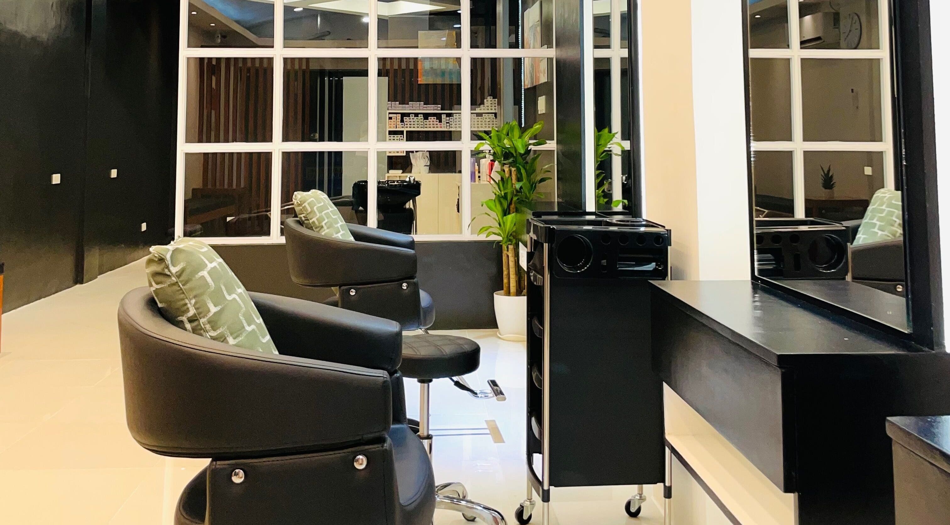 Modern salon interior at Nima Hair By Japanese, Parañaque, Metro Manila, PH with stylish chairs and decor.