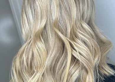 Blonde wavy hairstyle at Hair by Chelsea, Clydebank, Scotland, GB.