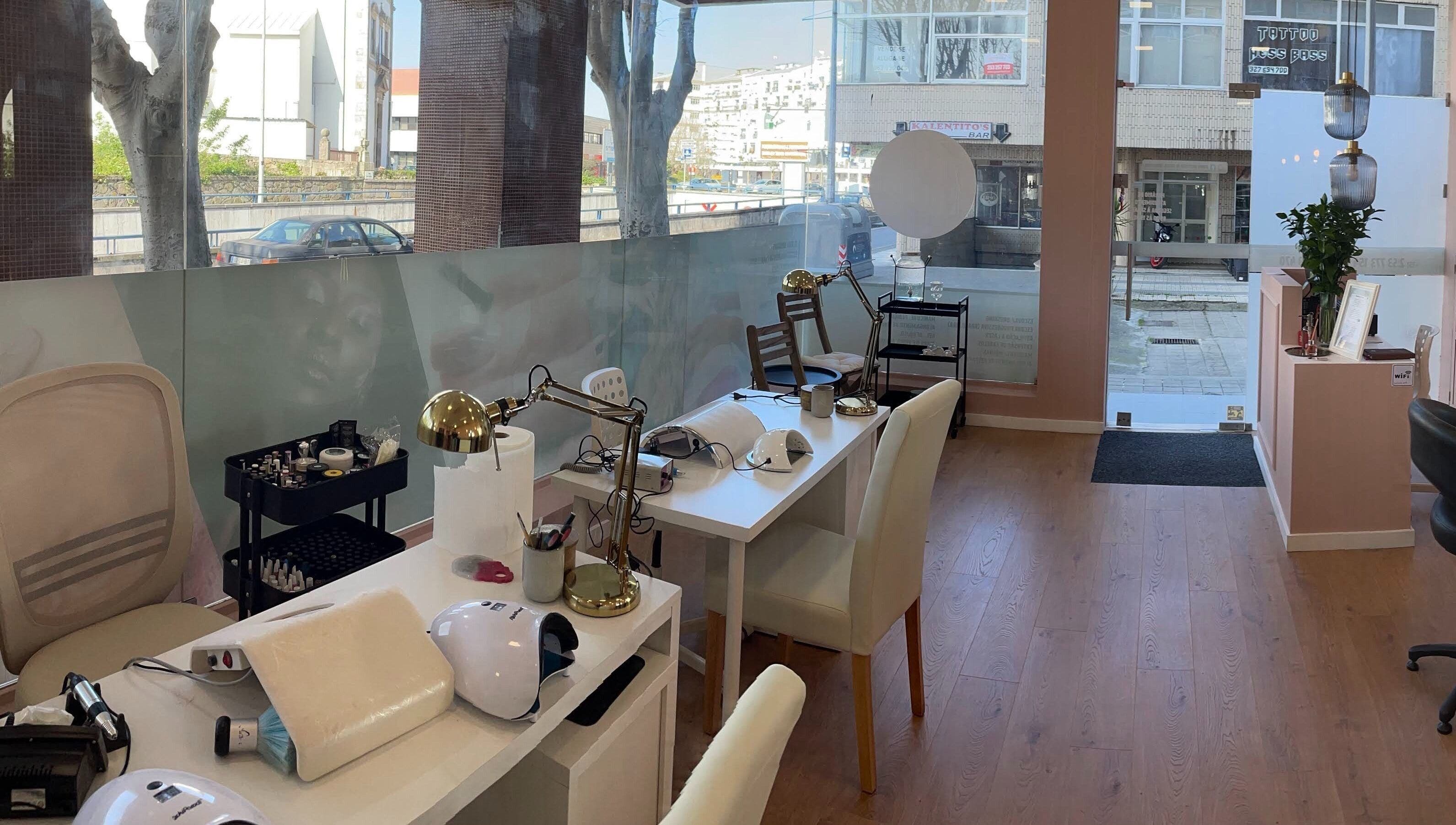 Interior moderno do Adupe instituto de beleza em Braga, Braga, PT, com espaço para manicure e decoração suave.