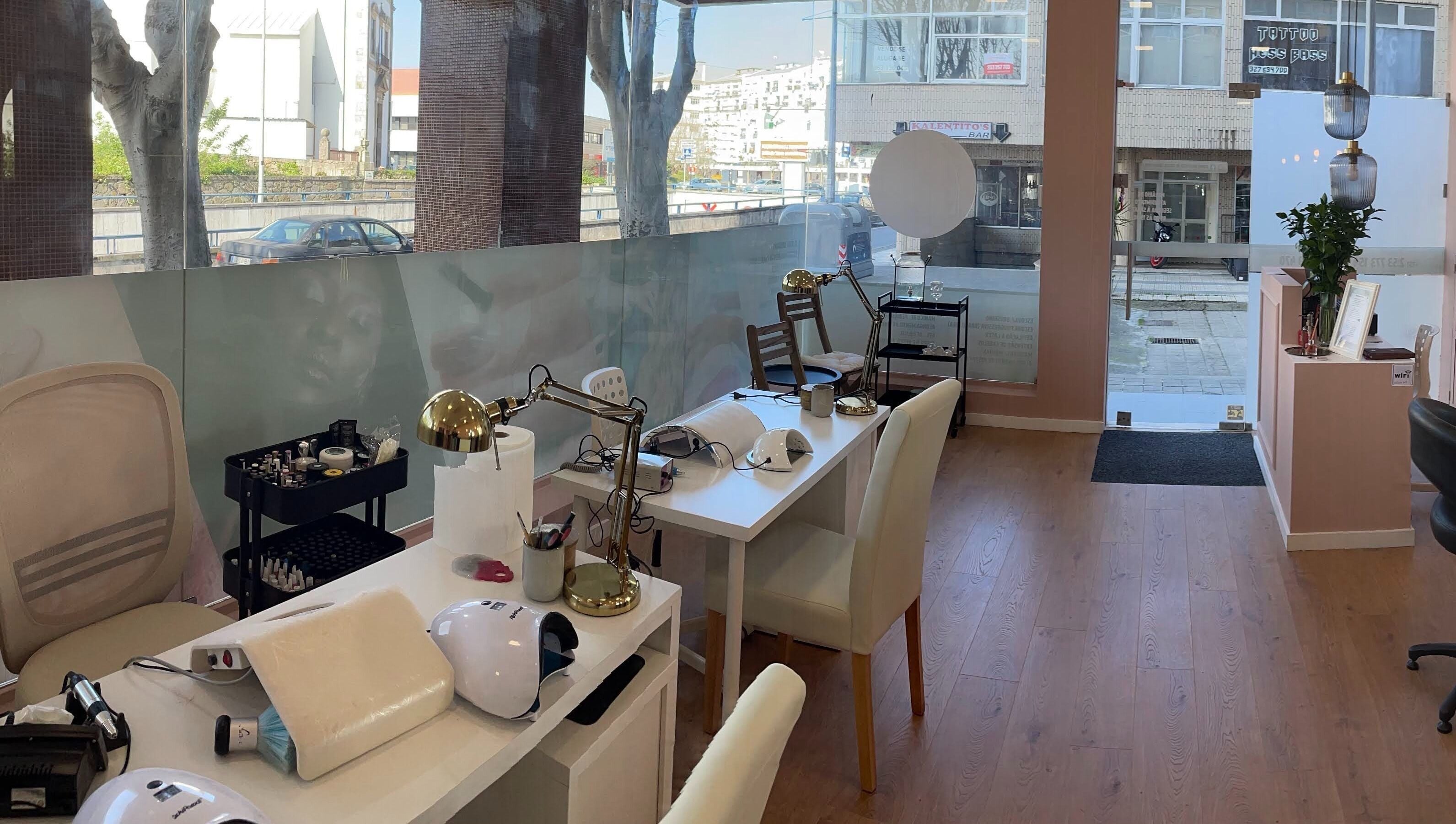 Interior moderno do Adupe instituto de beleza em Braga, Braga, PT, com espaço para manicure e decoração suave.