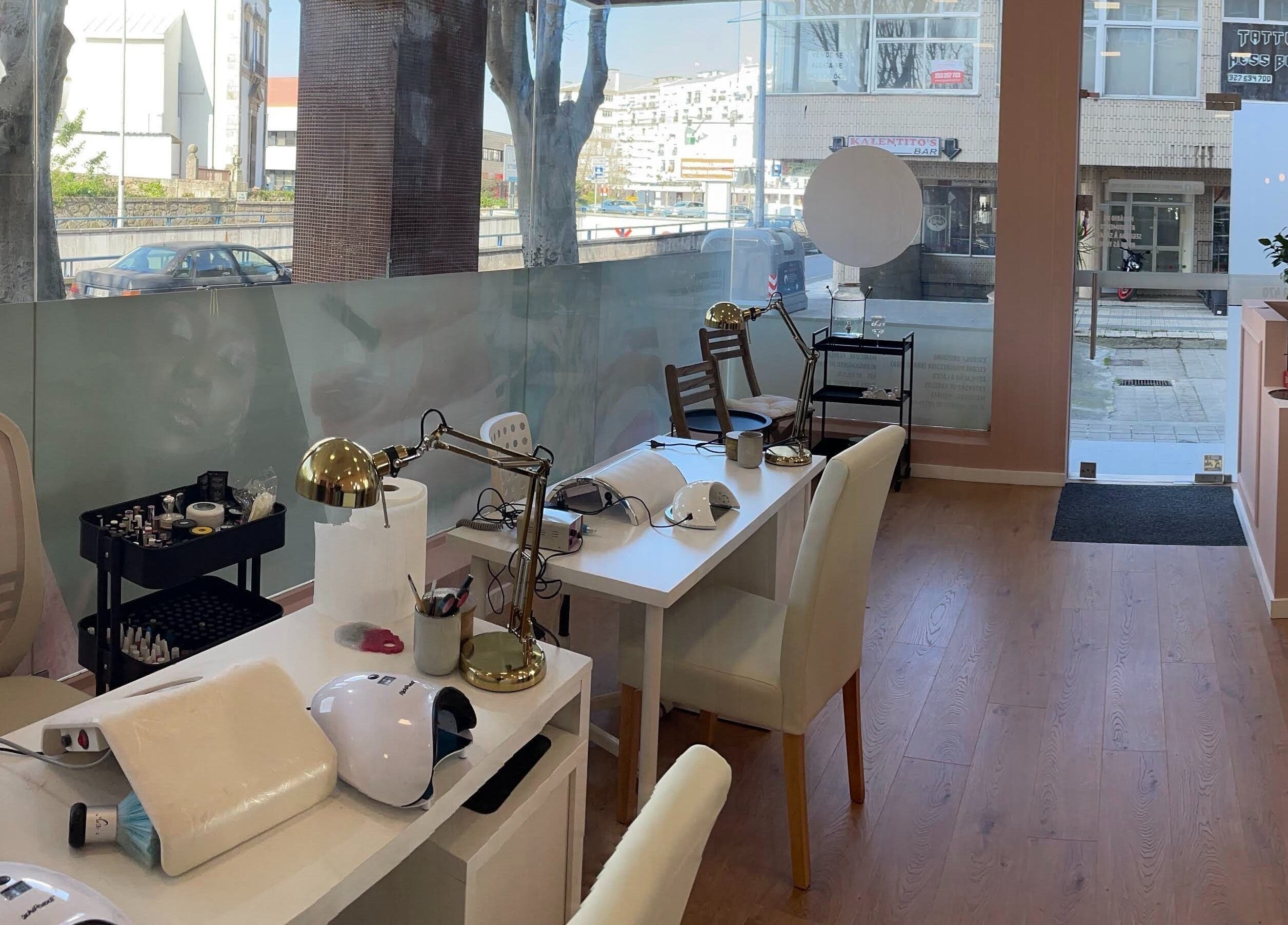 Interior moderno do Adupe instituto de beleza em Braga, Braga, PT, com espaço para manicure e decoração suave.