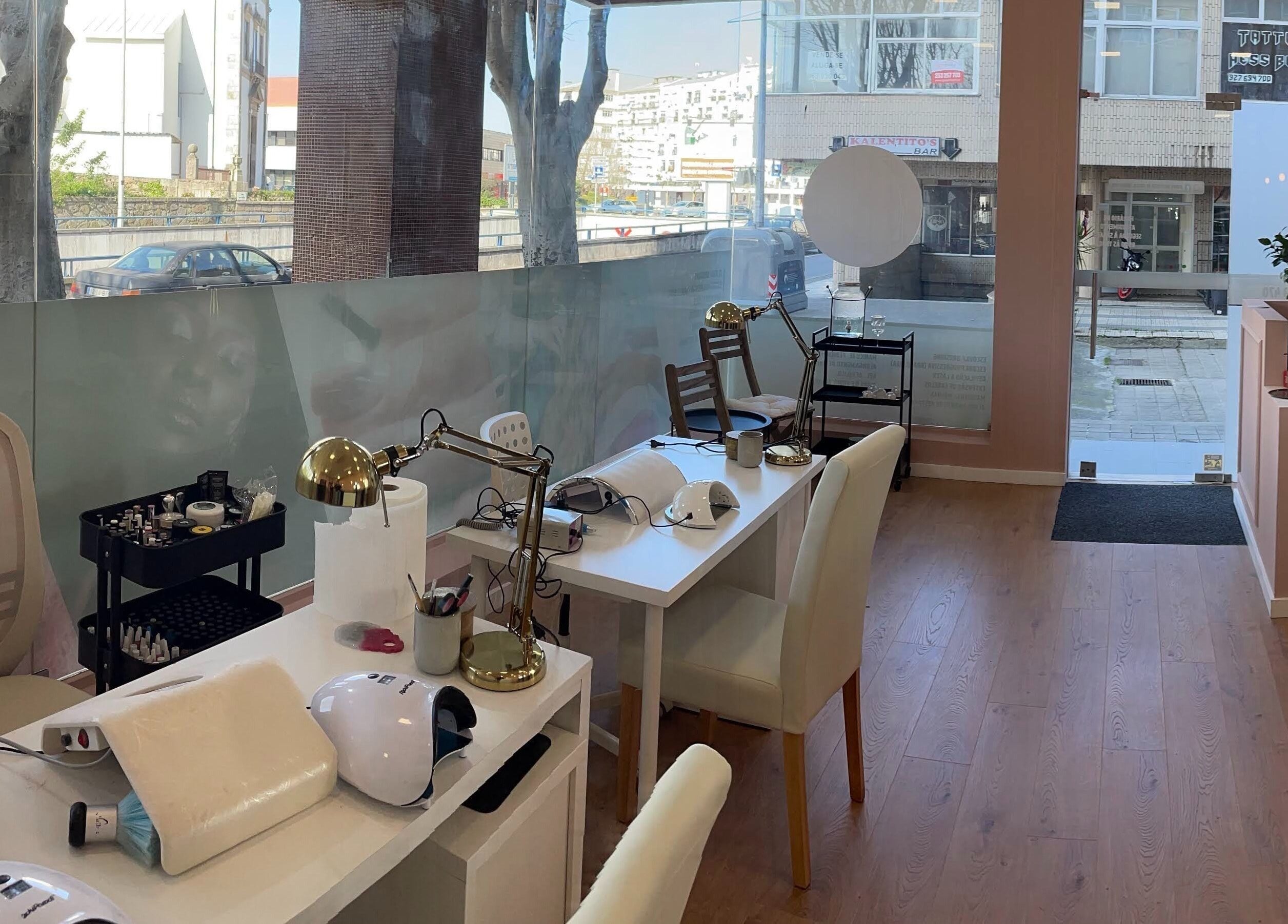 Interior moderno do Adupe instituto de beleza em Braga, Braga, PT, com espaço para manicure e decoração suave.