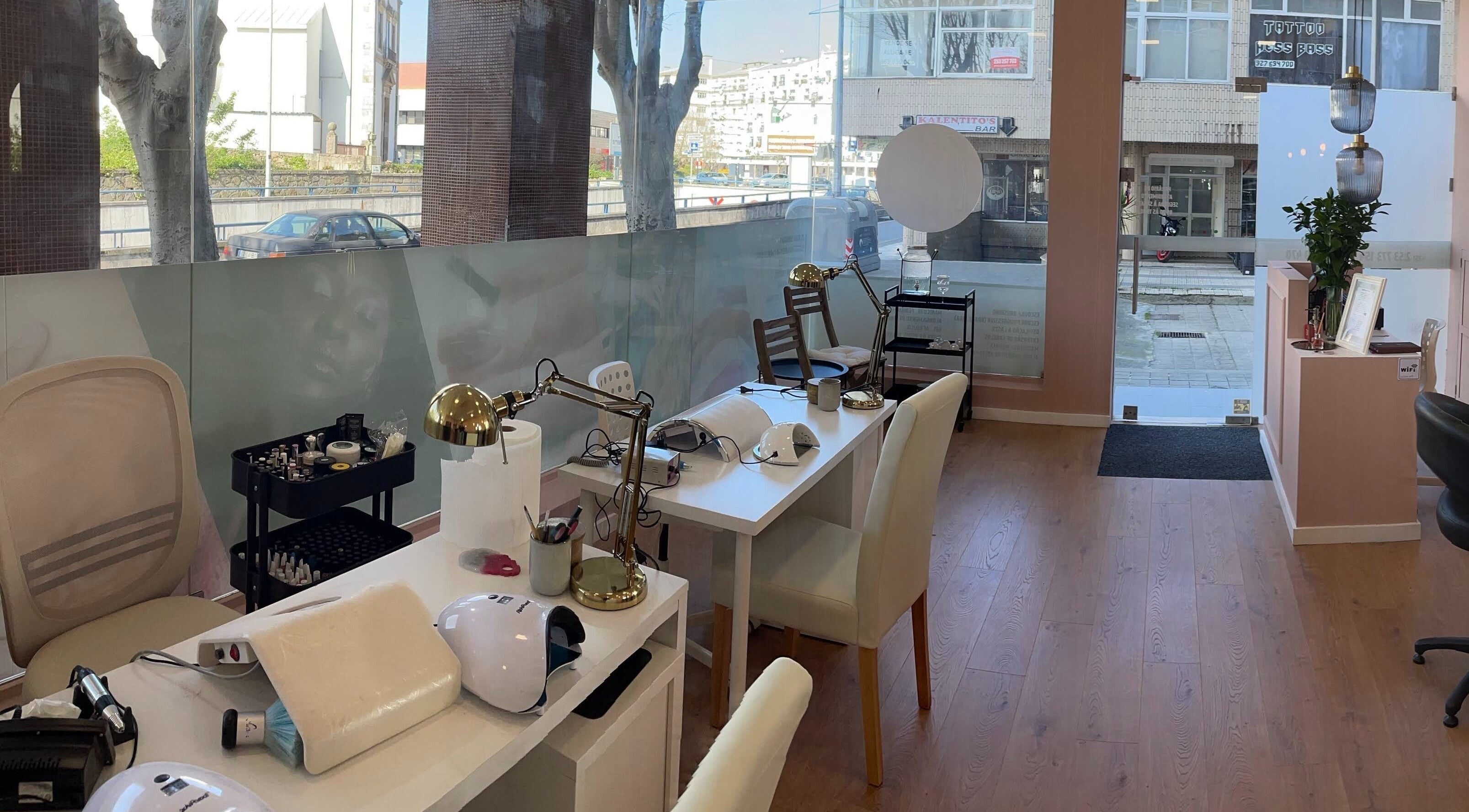 Interior moderno do Adupe instituto de beleza em Braga, Braga, PT, com espaço para manicure e decoração suave.