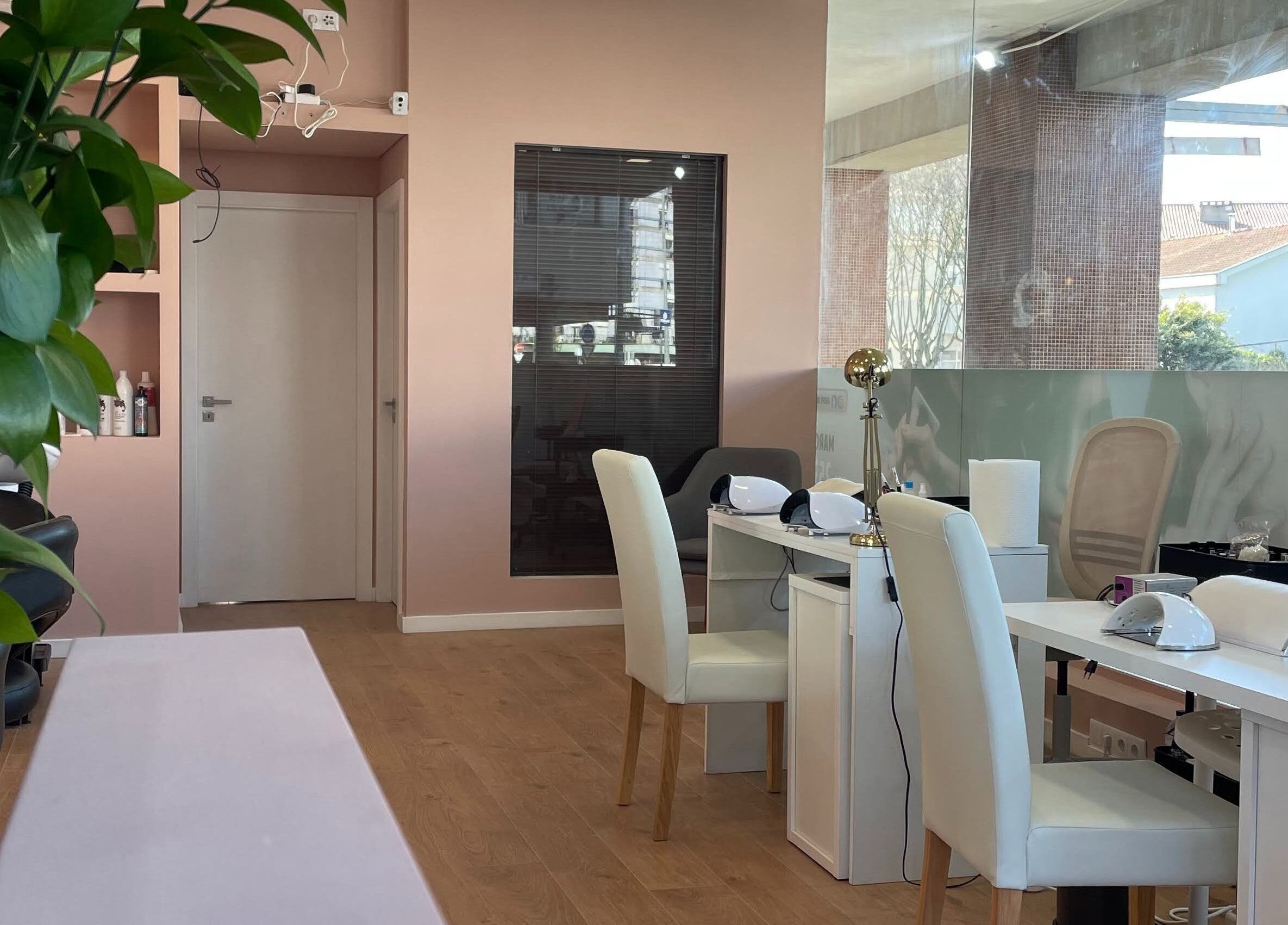 Interior moderno do Adupe instituto de beleza em Braga, Braga, PT, com móveis brancos e decoração sofisticada.