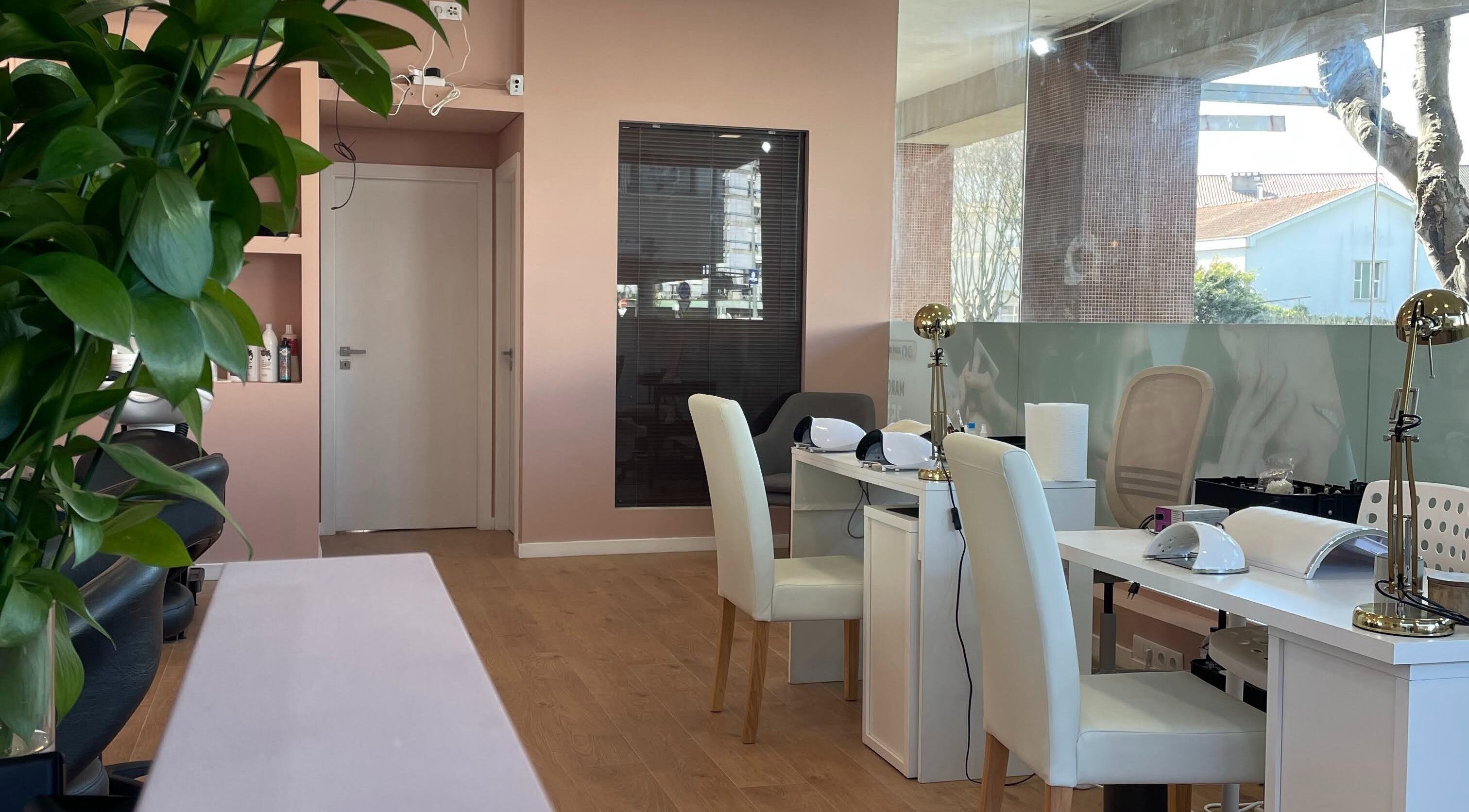 Interior moderno do Adupe instituto de beleza em Braga, Braga, PT, com móveis brancos e decoração sofisticada.