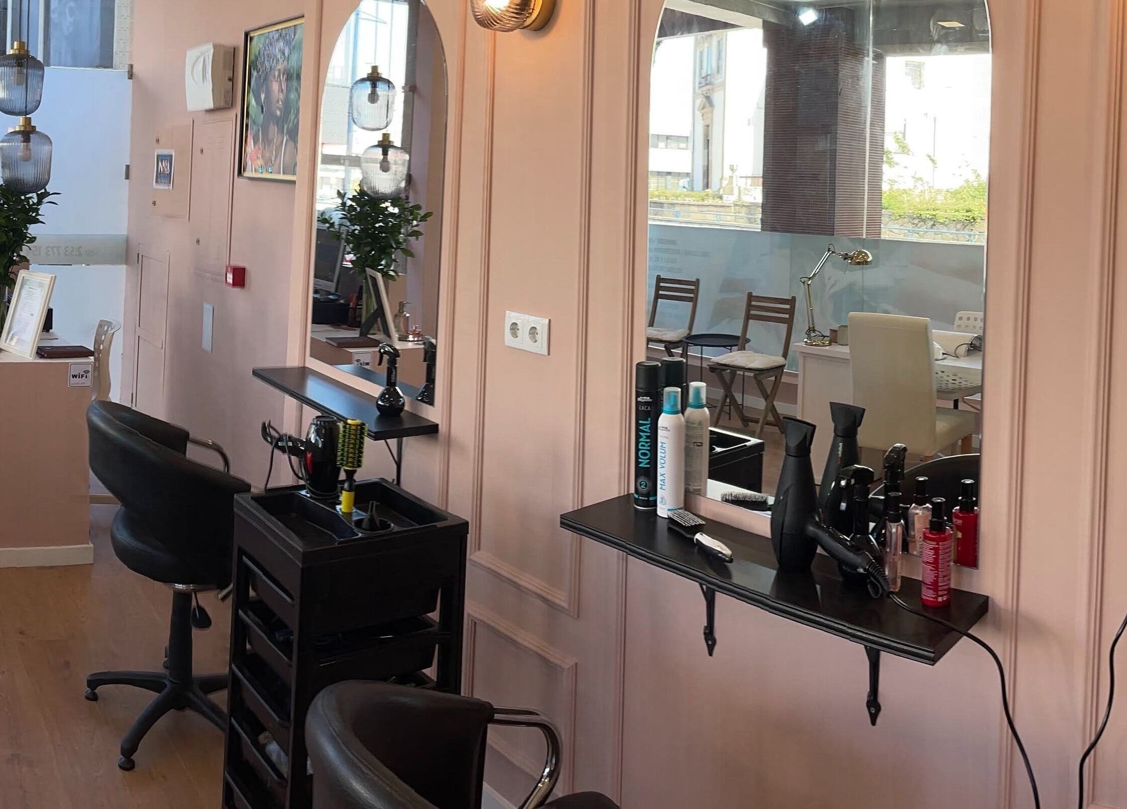 Interior moderno do Adupe instituto de beleza em Braga, Braga, PT, com espelhos e produtos de beleza.