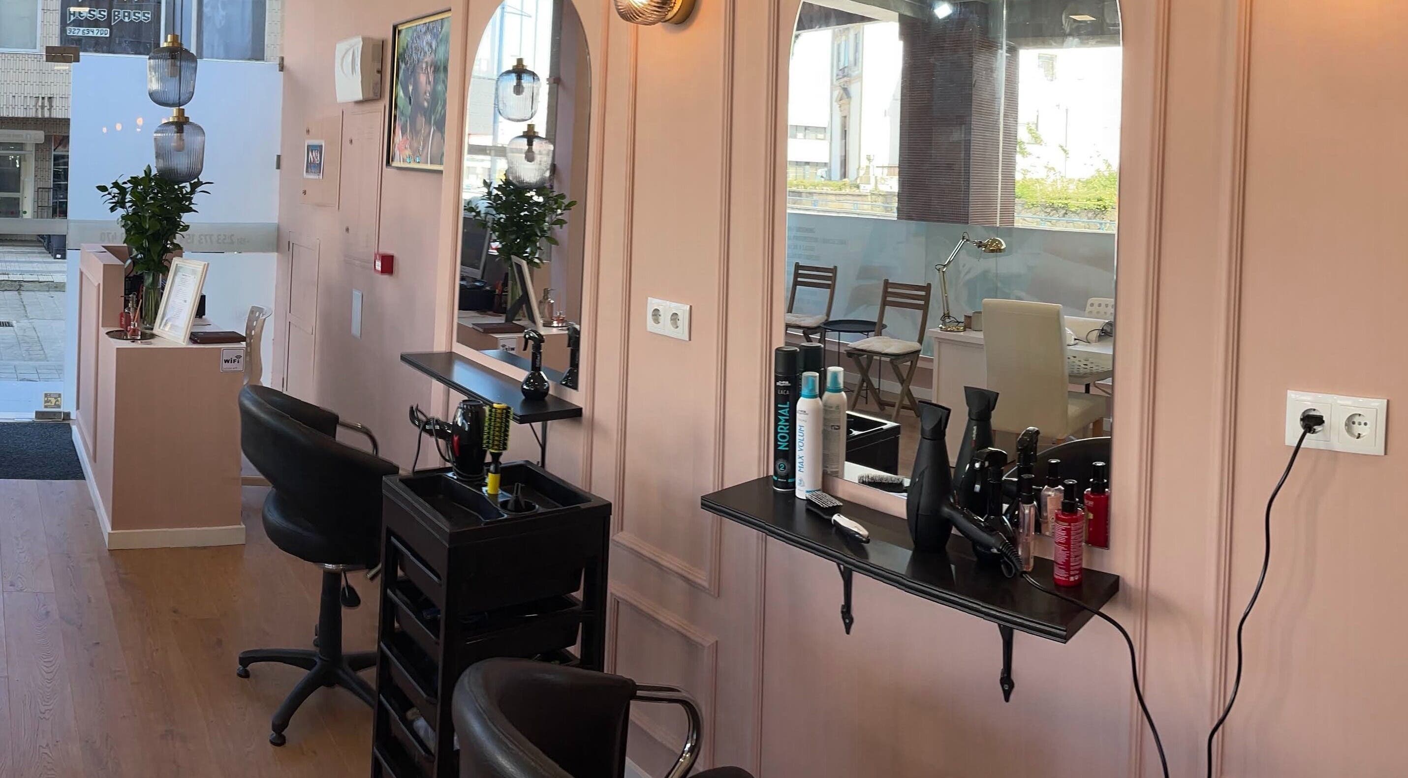 Interior moderno do Adupe instituto de beleza em Braga, Braga, PT, com espelhos e produtos de beleza.