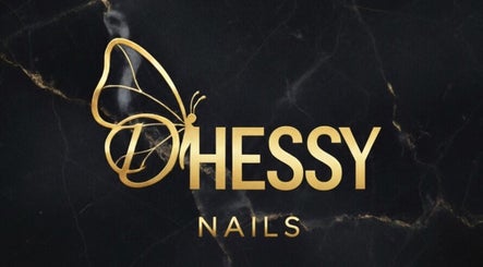 Logotipo Dhessy Nails com borboleta dourada em fundo preto. Vila Nova De Gaia, Porto, PT.