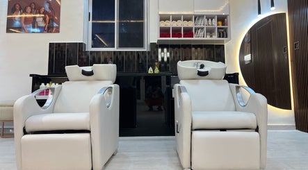 Wighub & Salon image 2