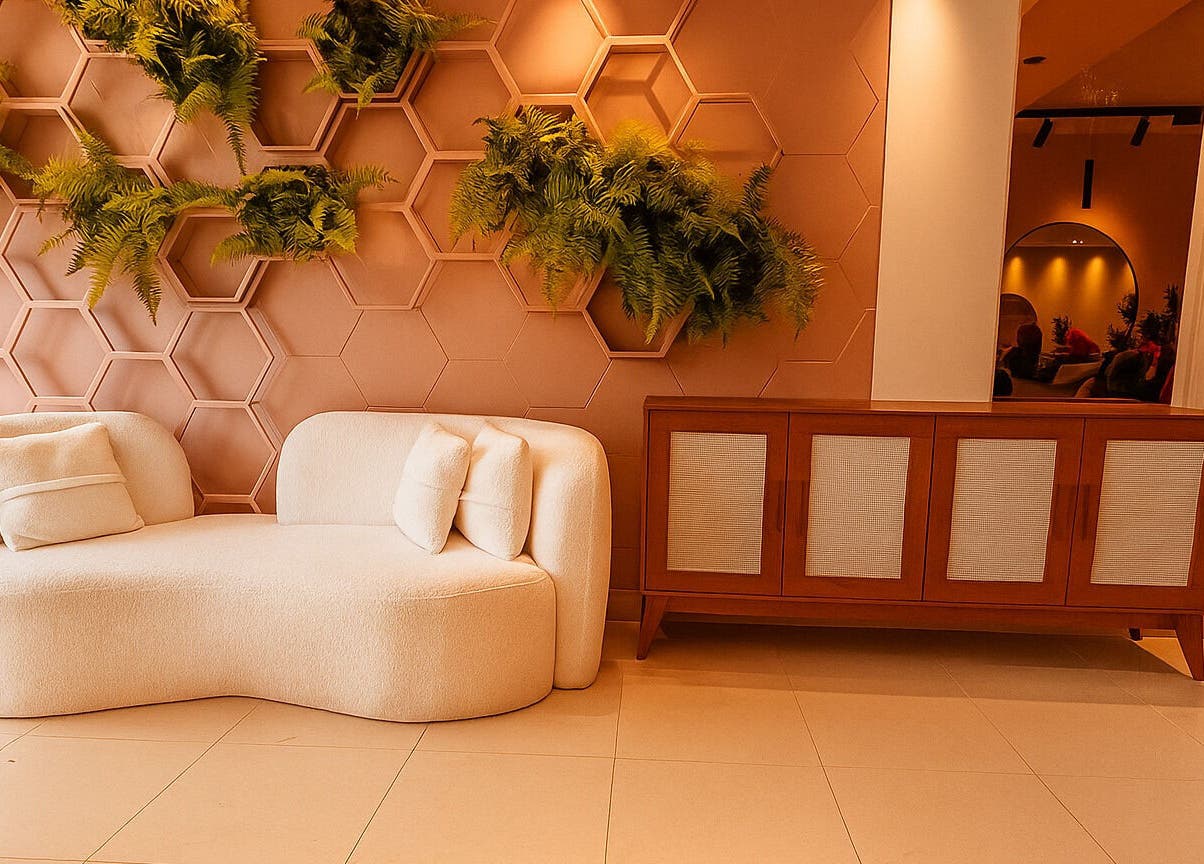 Lounge moderno en Zen|Santiago Beauty, Santiago De Los Caballeros, Santiago, DO con sofá y panel decorativo.