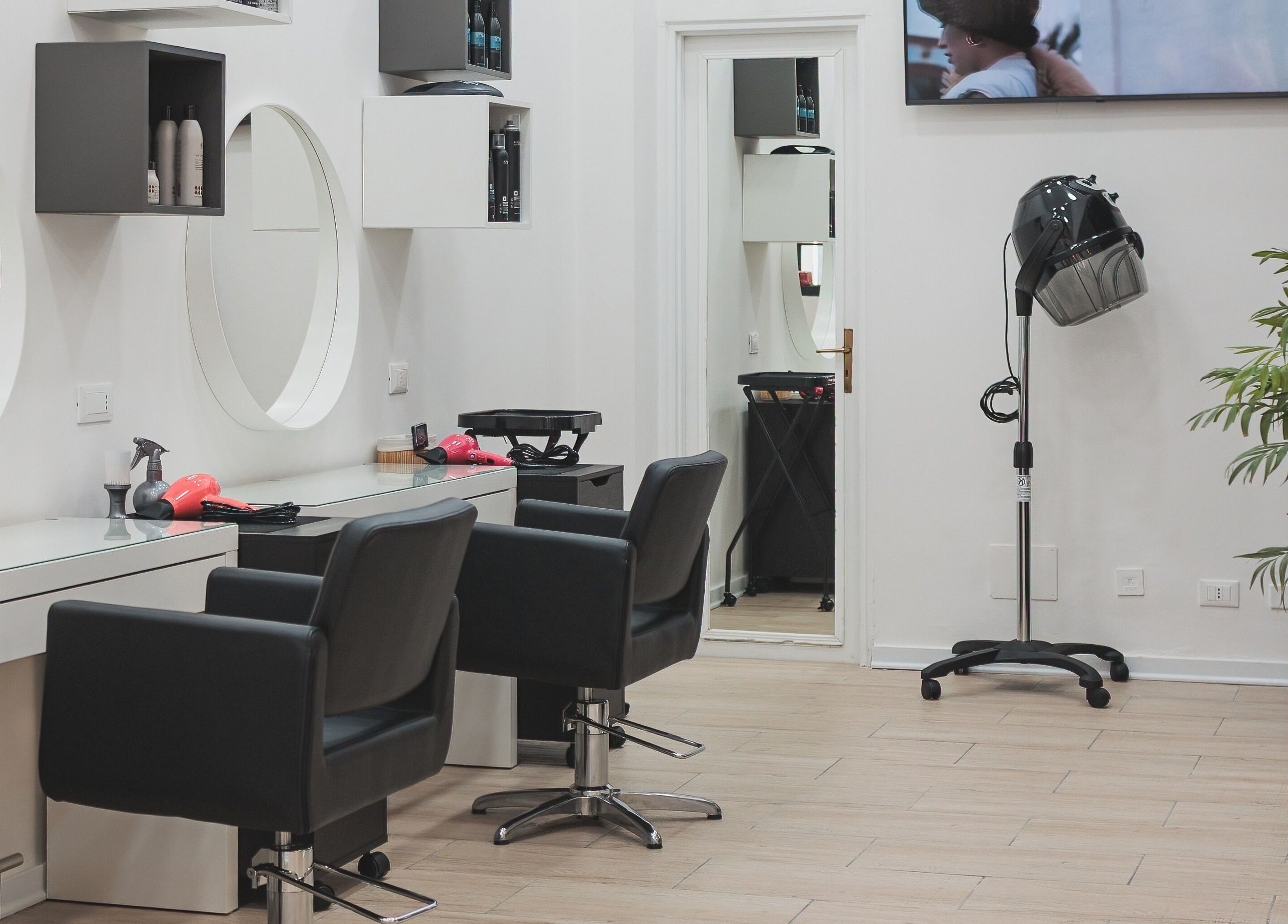 Salone moderno e accogliente di I Parrucchieri Terme Vigliatore, Sicilia, IT con sedie e specchi eleganti.