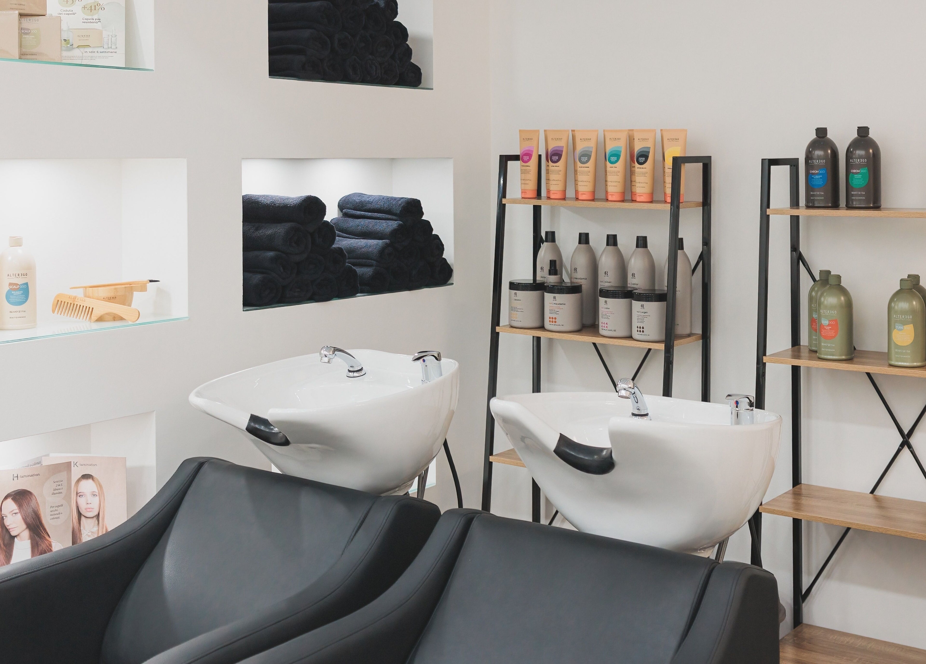 Interno moderno del salone I Parrucchieri Terme Vigliatore, Sicilia, IT con prodotti professionali.