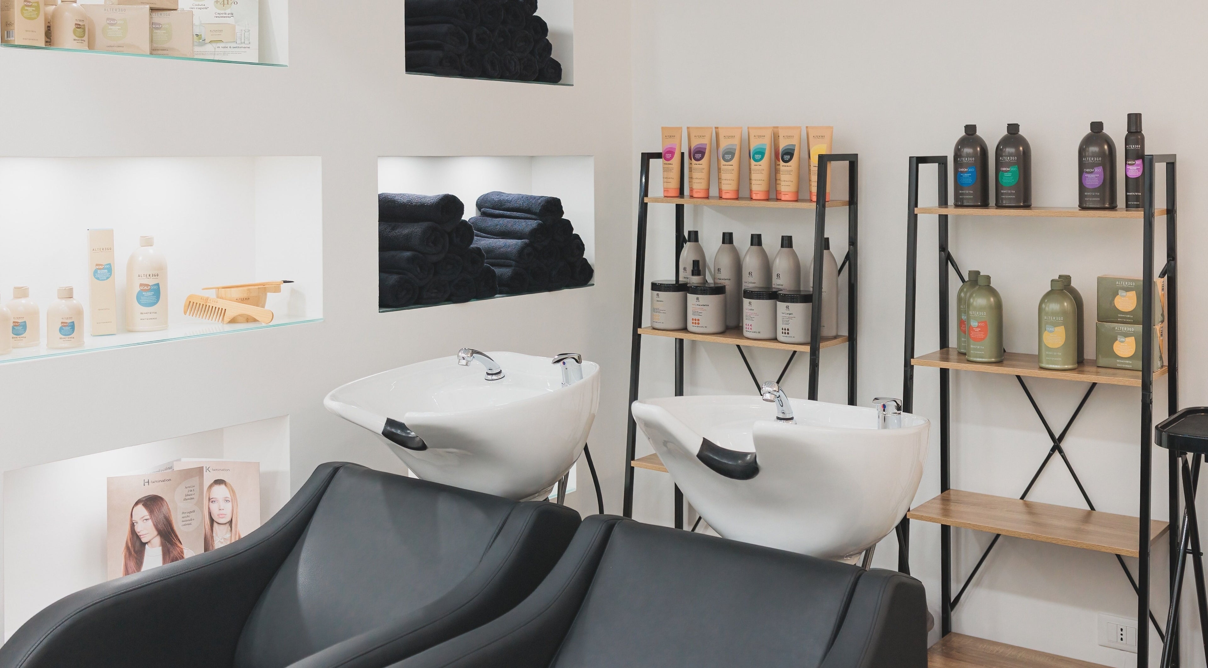 Interno moderno del salone I Parrucchieri Terme Vigliatore, Sicilia, IT con prodotti professionali.