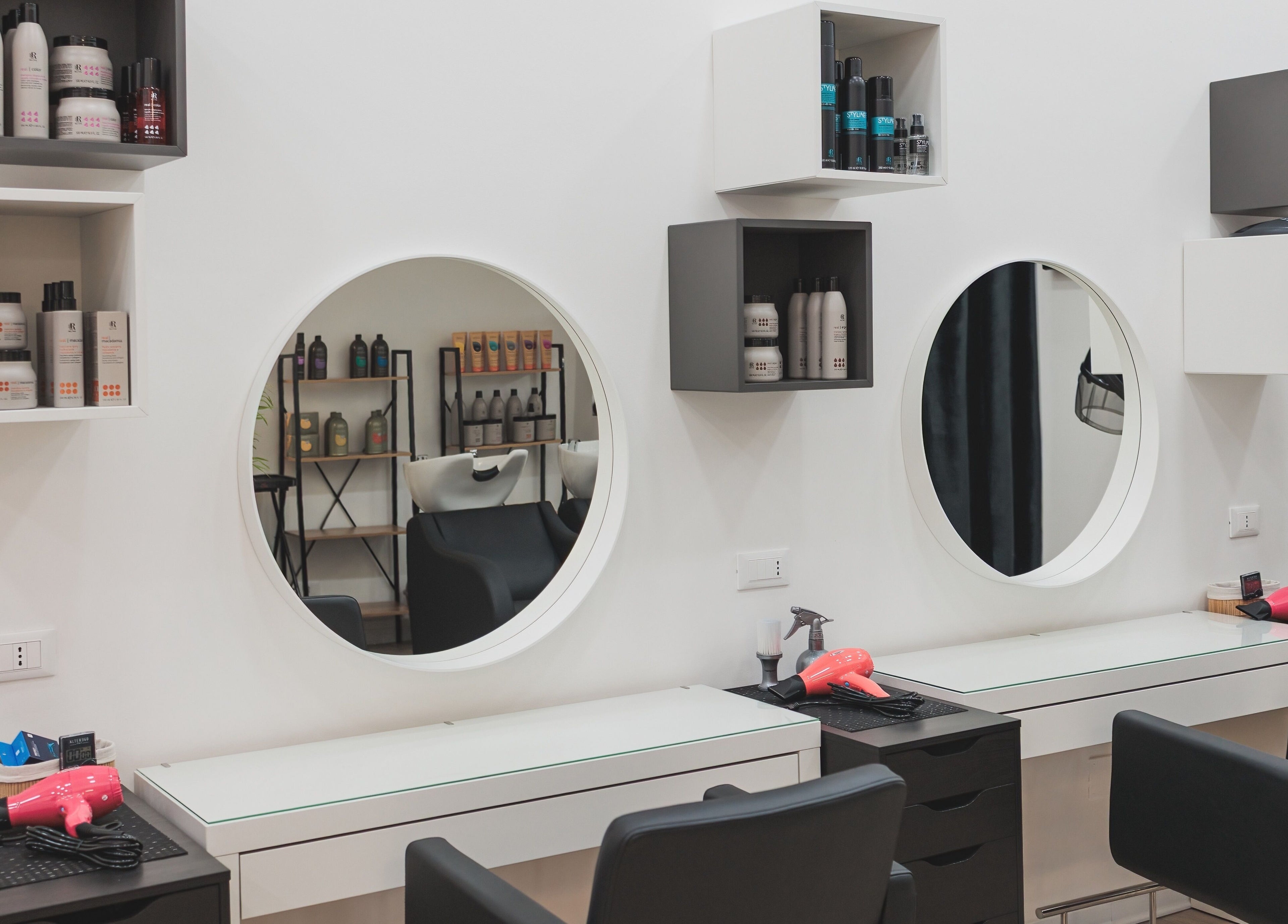 Sala beauty I Parrucchieri Terme Vigliatore con specchi e prodotti, Sicilia, IT