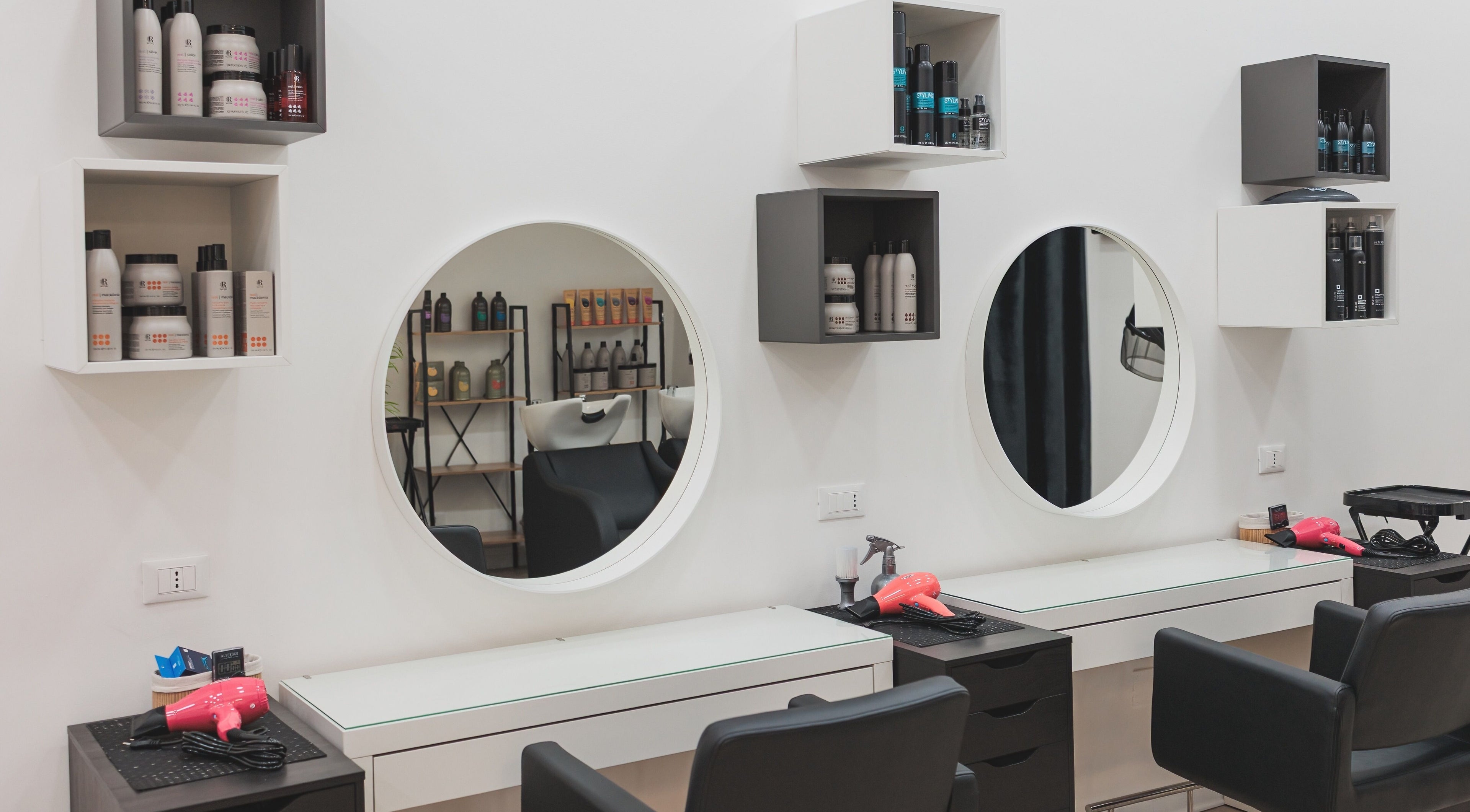 Sala beauty I Parrucchieri Terme Vigliatore con specchi e prodotti, Sicilia, IT