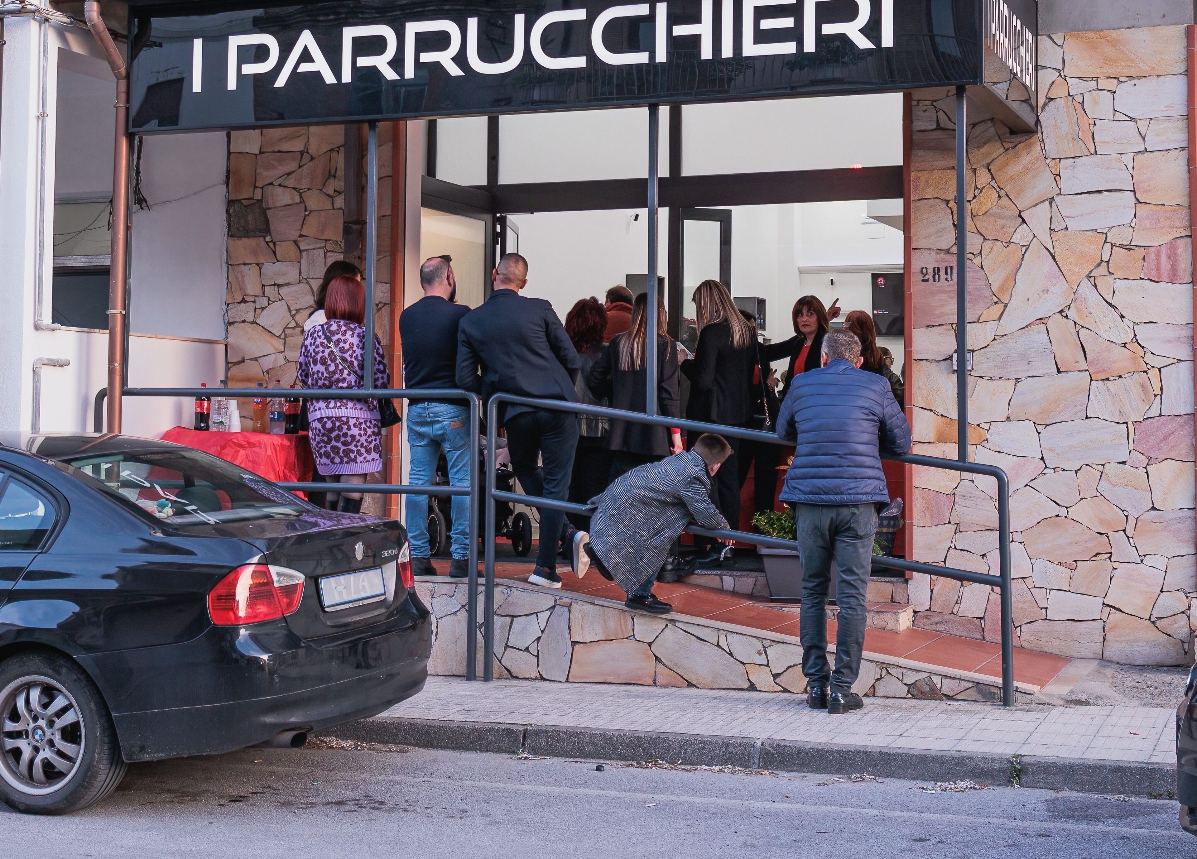 Ingresso del salone I Parrucchieri Terme Vigliatore, Sicilia, IT con clienti che entrano.