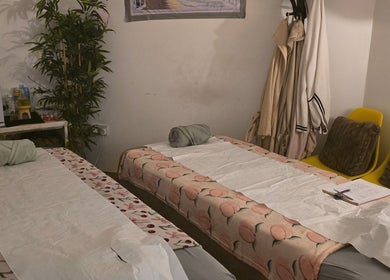 Relaxing massage room at WS Thai Table Massage, Croydon, England, GB with massage beds and serene decor.