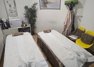 Relaxing double massage room at WS Thai Table Massage, Croydon, England, GB featuring two treatment beds.