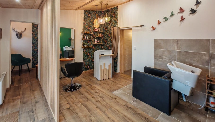 Intérieur élégant de La Pose Végétale - Saint-Just-Malmont, un salon moderne à Saint-just-malmont, Auvergne-rhône-alpes, FR.