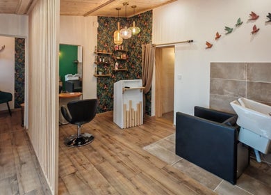 Intérieur élégant de La Pose Végétale - Saint-Just-Malmont, un salon moderne à Saint-just-malmont, Auvergne-rhône-alpes, FR.