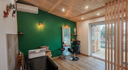 Intérieur lumineux de La Pose Végétale - Saint-Just-Malmont avec un mur vert, meubles en bois. Saint-just-malmont, Auvergne-rhône-alpes, FR.