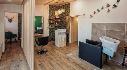 Espace de beauté intérieur à La Pose Végétale - Saint-Just-Malmont, élégant et moderne. Adresse: Saint-just-malmont, Auvergne-rhône-alpes, FR.