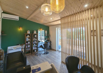 Intérieur élégant de La Pose Végétale - Saint-Just-Malmont, espace de bien-être convivial en Auvergne-Rhône-Alpes.