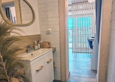 Intérieur épuré de La Pose Végétale - Saint-Just-Malmont, situé à Saint-just-malmont, Auvergne-rhône-alpes, FR.