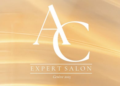 Логотип AT EXPERT на фоні золотистого шовку, розташованого в Женеві, Женеві, Швейцарія.