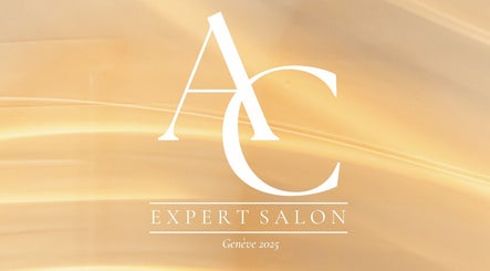 Логотип AT EXPERT на фоні золотистого шовку, розташованого в Женеві, Женеві, Швейцарія.