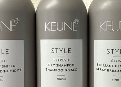 Три флакони Keune Style на полиці в AT EXPERT, Genève, Genève, CH.