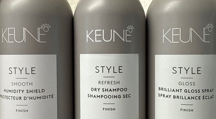 Три флакони Keune Style на полиці в AT EXPERT, Genève, Genève, CH.