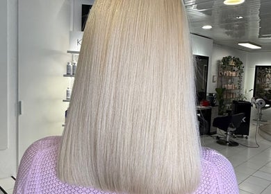 Сяйве біле волосся у салоні AT EXPERT, Genève, Genève, CH.
