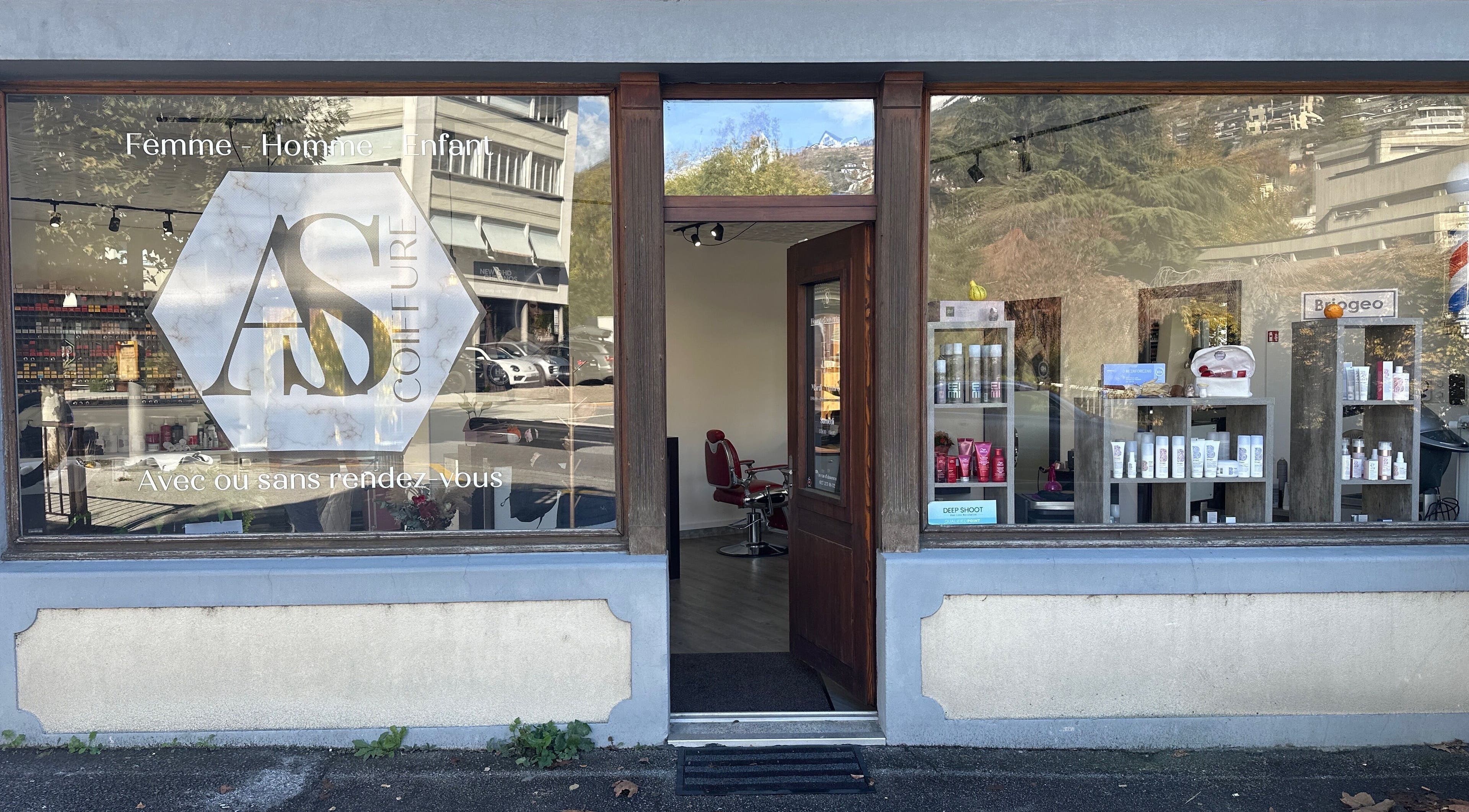 Entrée d'AS Coiffure Sàrl à Sion, Valais, CH, avec produits cosmétiques en vitrine.