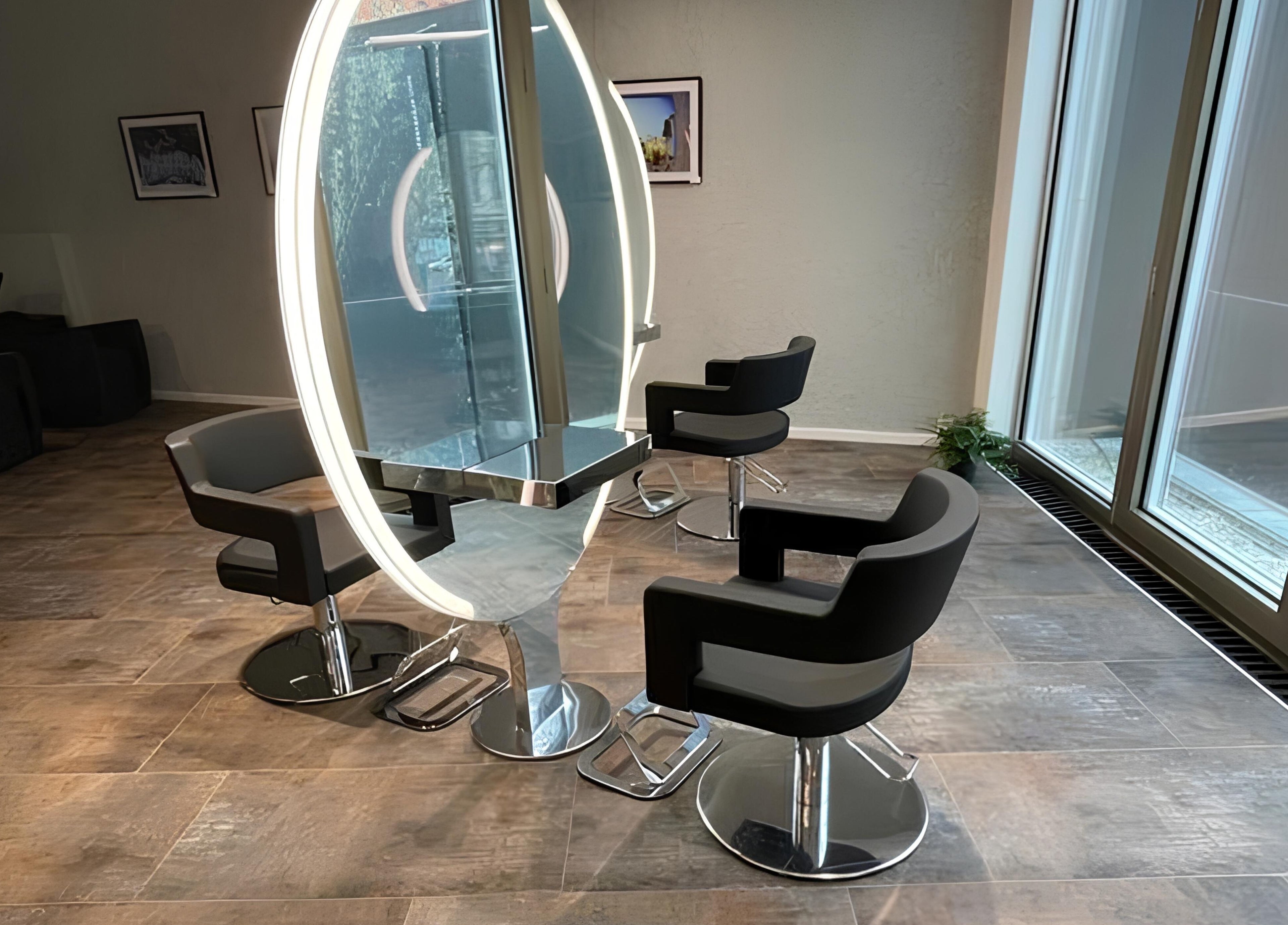 Moderne Einrichtung bei Pascal Conrad Hair in Berlin, Berlin, DE mit stilvollen Friseurstühlen und großem Spiegel.