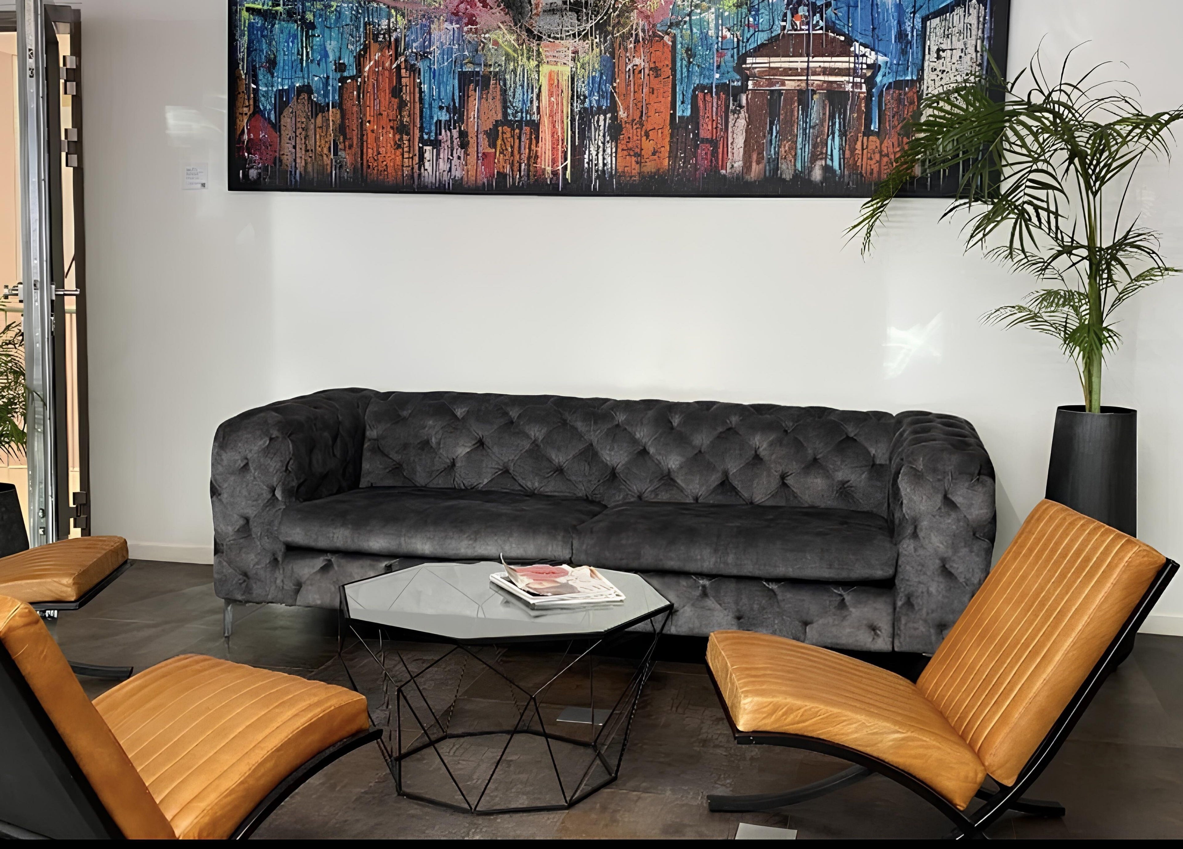 Moderner Loungebereich bei Pascal Conrad Hair in Berlin, Berlin, DE mit Kunstwerk und Pflanzen.