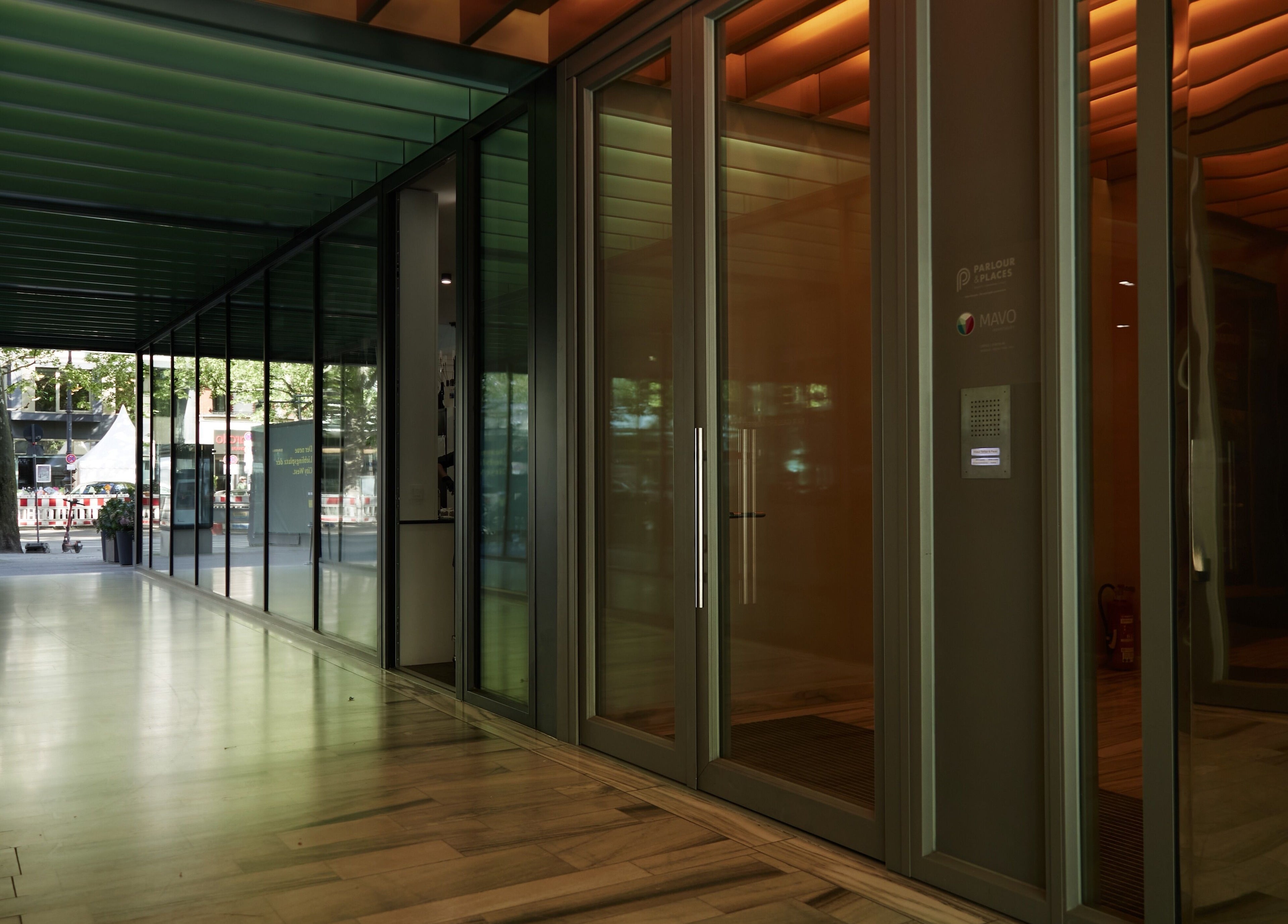 Moderne Eingangstüren von Pascal Conrad Hair in Berlin, Berlin, DE, mit Glaswänden und elegantem Interieur.