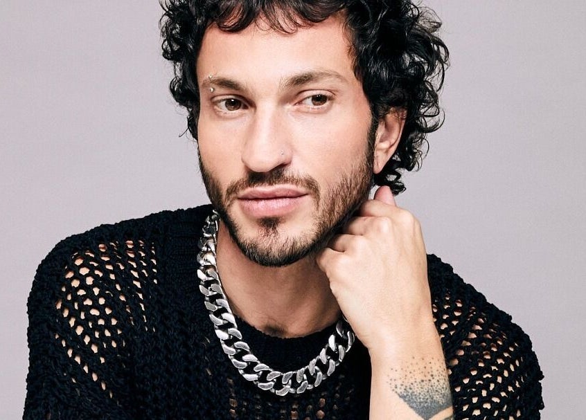 Moderner Look bei Pascal Conrad Hair in Berlin, Berlin, DE; elegantes Styling und einzigartige Accessoires.