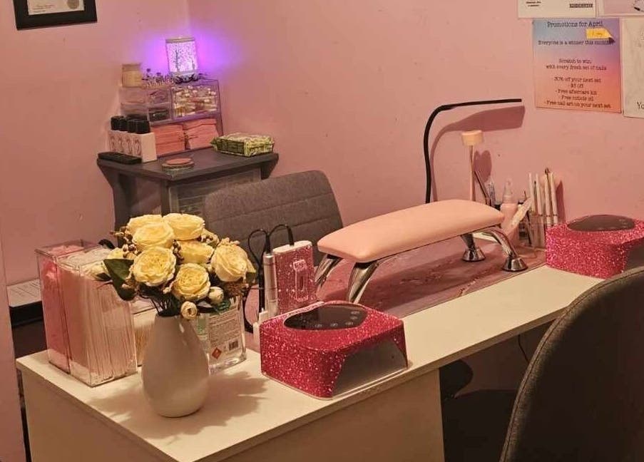 Glam Nails by Immie nail station with flowers in Invercargill, Southland, NZ, showcasing beauty services.