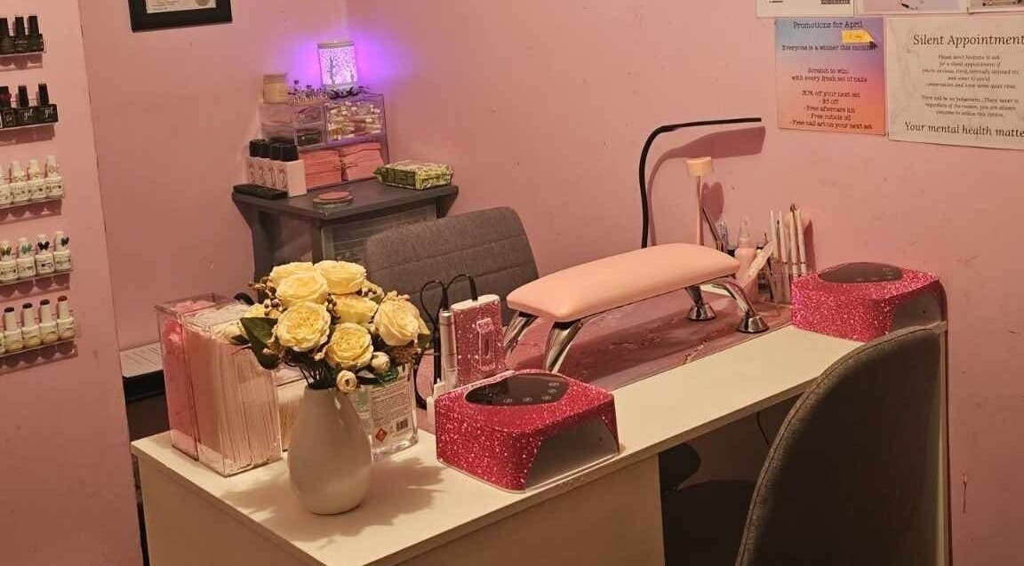 Glam Nails by Immie nail station with flowers in Invercargill, Southland, NZ, showcasing beauty services.