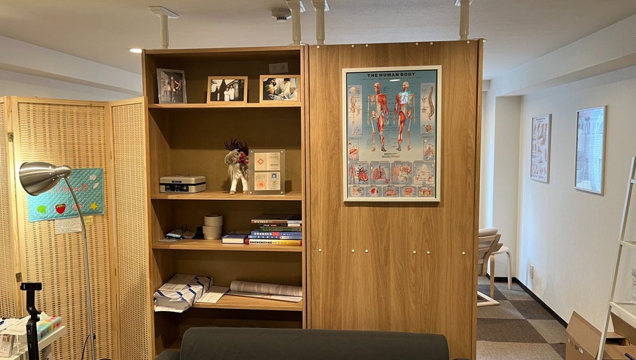 新一整体院一角，位于东京丰岛区，展示详细的人体解剖图和舒适的室内环境。