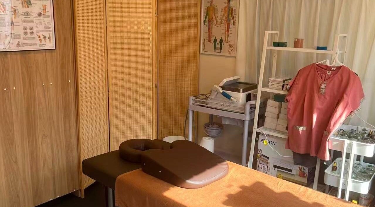 新一整体院治疗室内景，位于东京丰岛区，展现温馨专业的氛围。