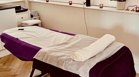 Relaxing massage room at Mandala Massage, Berkhamsted, England, GB with a neatly arranged massage table.