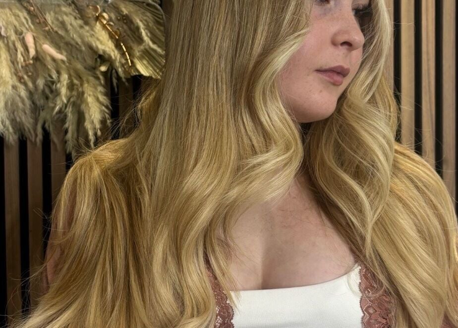 Blonde hair with waves at House of L.A @ Jays escape, Stanstead Abbotts, England, GB.