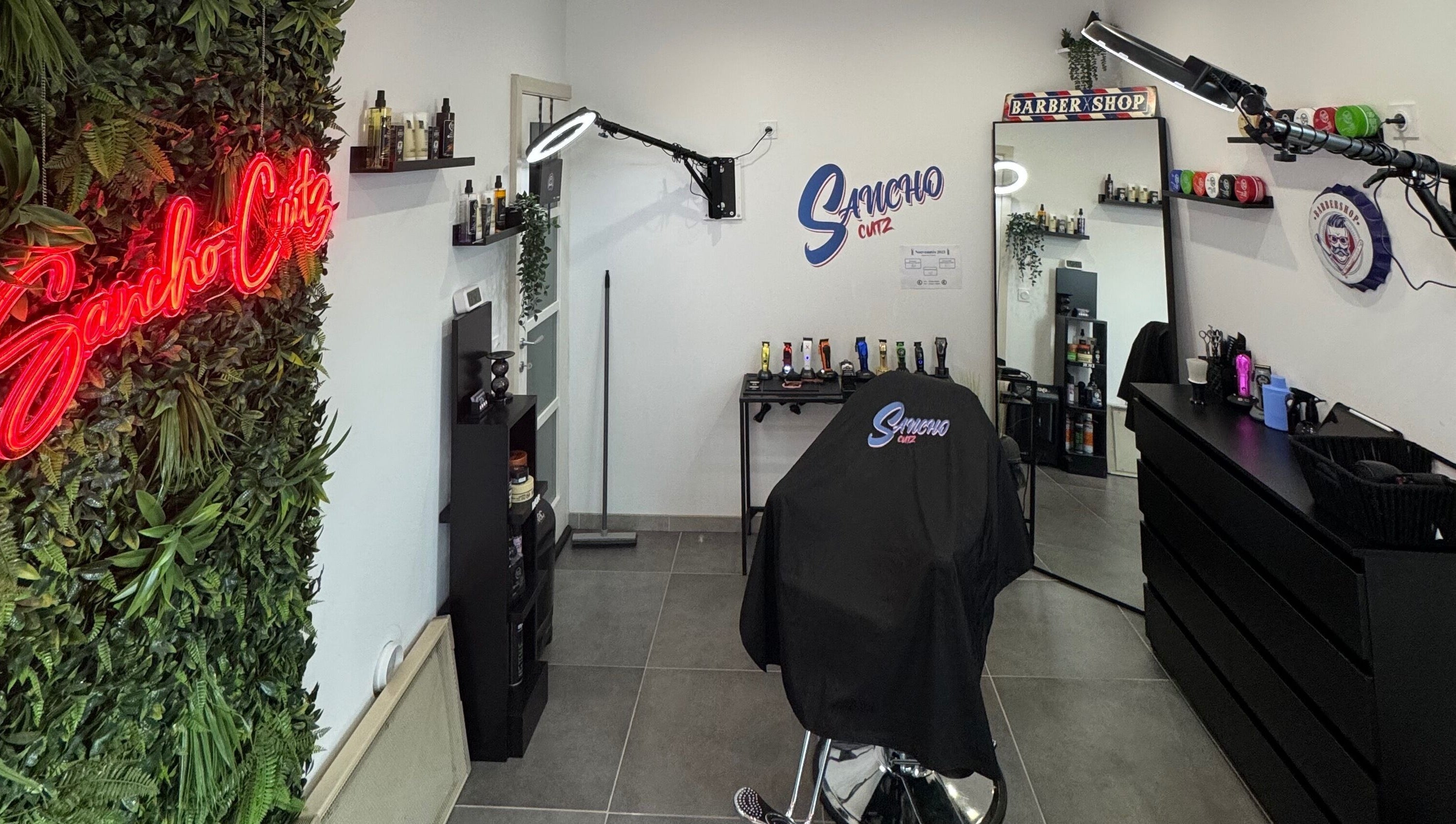 Intérieur élégant de Sancho Cutz à Cessieu, Auvergne-rhône-alpes, FR avec décoration moderne et équipements de coiffure.