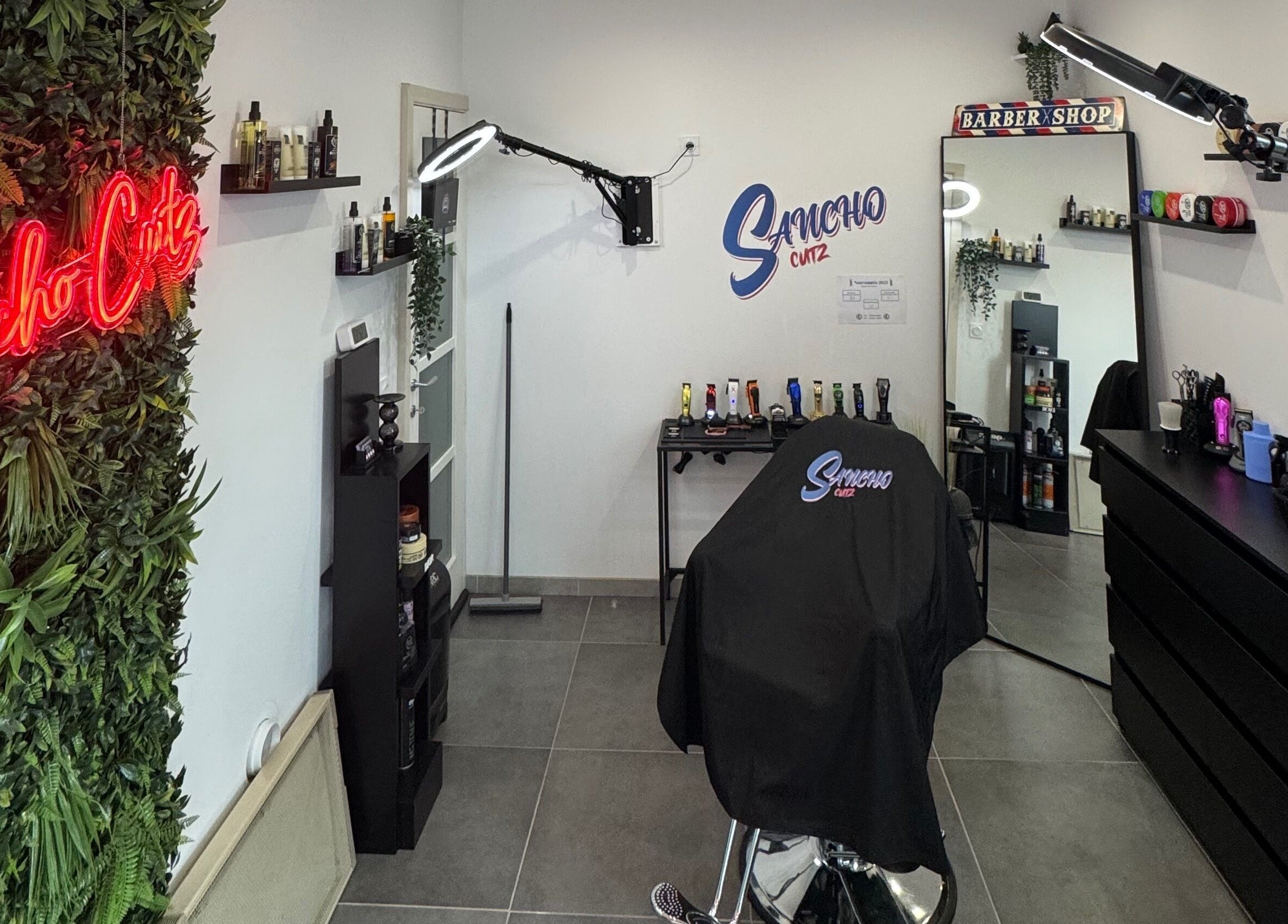 Intérieur élégant de Sancho Cutz à Cessieu, Auvergne-rhône-alpes, FR avec décoration moderne et équipements de coiffure.